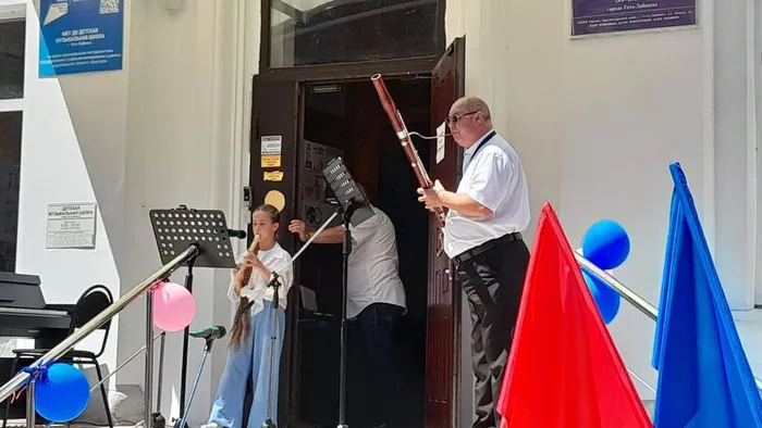 photo_5325977399906659443_y